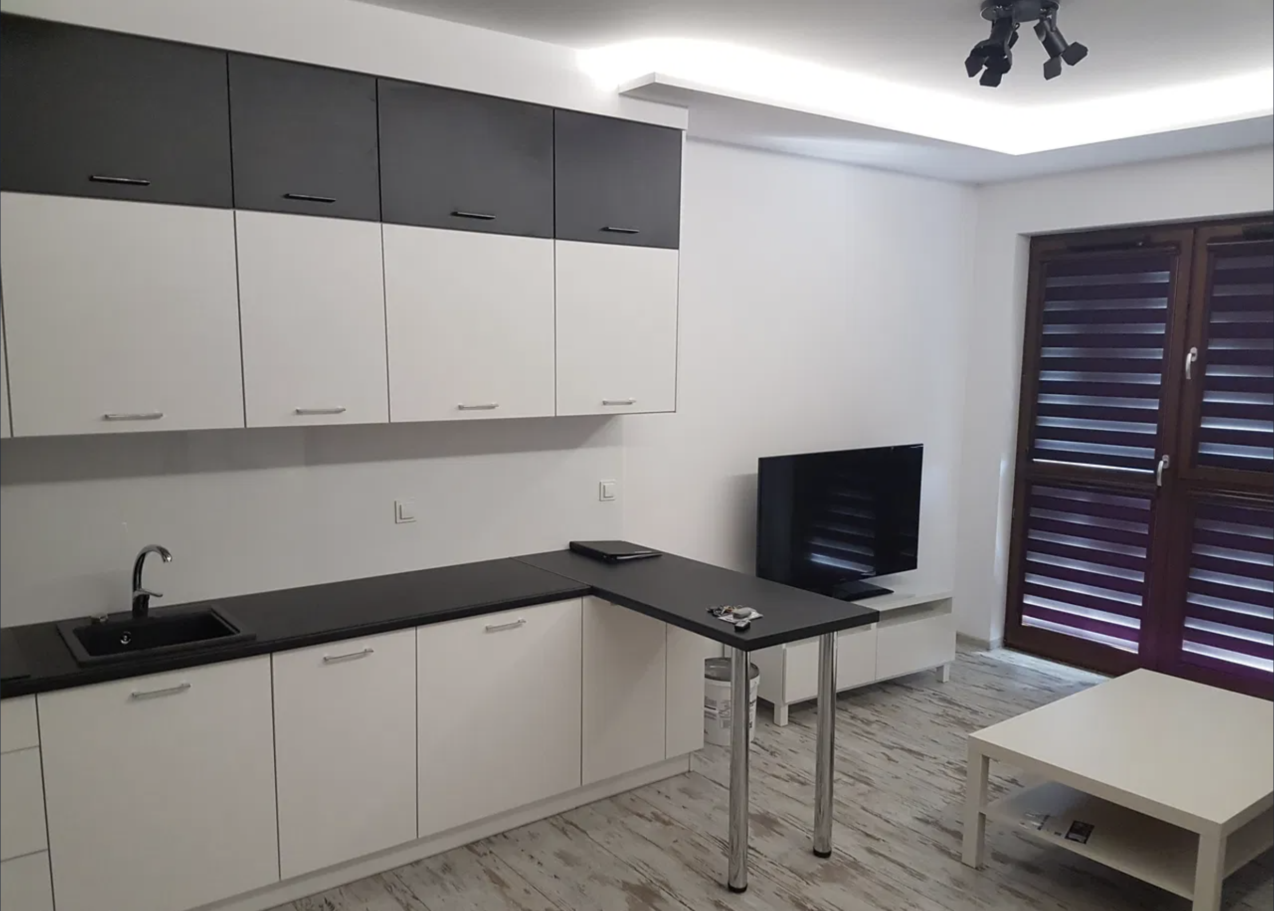 Cozy 2 Bedroom with Balcony